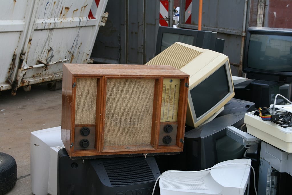 https://mlwebefgvwxw.i.optimole.com/w:1024/h:683/q:mauto/f:best/ig:avif/https://www.chicagorecyclingcenter.com/wp-content/uploads/2020/05/old-radio-1255210_1920.jpg
